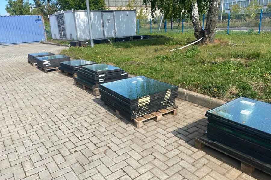 Перемещение крупных изогнутых стеклянных секций входной группы гостиницы перед вывозом