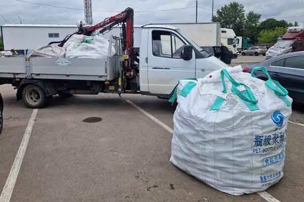 Большой мешок со стеклотарой на парковке пункта РСО перед вывозом на переработку в Подмосковье