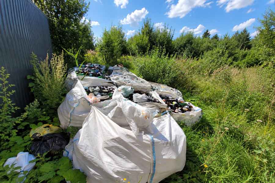 Биг-бэги со стеклянными бутылками на пункте раздельного сбора отходов в Московской области