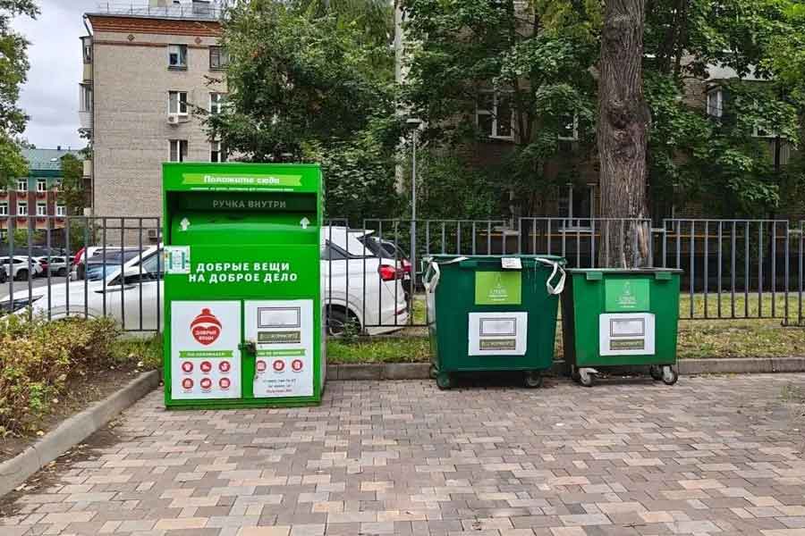 Перемещение крупных изогнутых стеклянных секций входной группы гостиницы перед вывозом