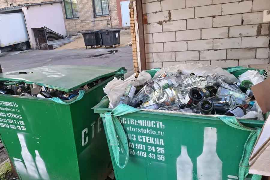 Перемещение крупных изогнутых стеклянных секций входной группы гостиницы перед вывозом
